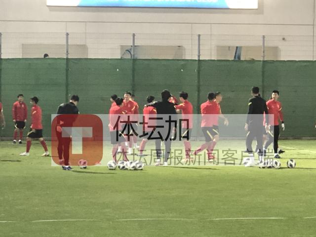 yl7703永利-最后一练放弃踩场  ​国足弃五后卫打法演练定位球